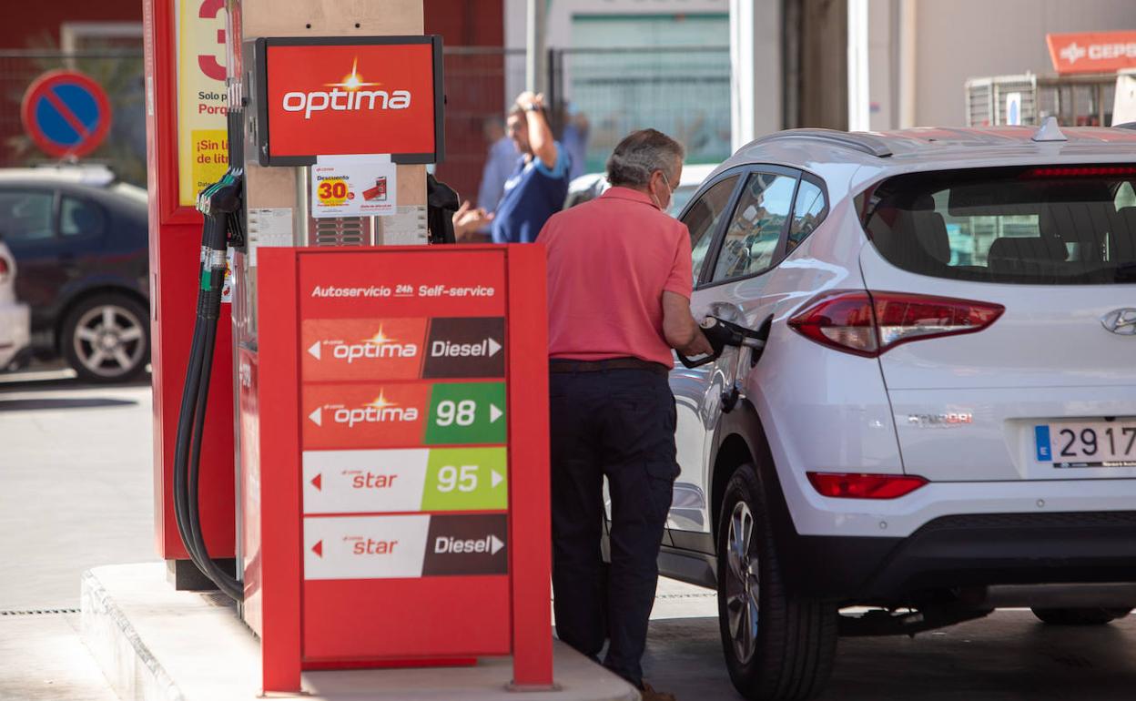 Un conductor reposta en una gasolinera de la capital granadina durante la jornada de ayer. 