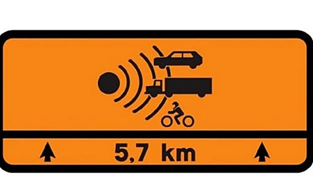 La señal naranja de la DGT que se ve ya por las carreteras del país,.
