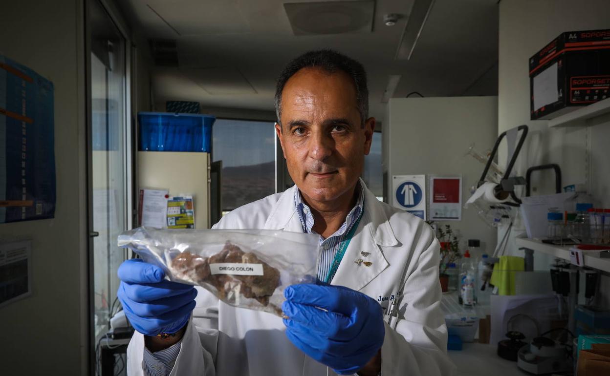 El científico Jose Antonio Lorente en el laboratorio de la facultad de medicina de la universidad de Granada. 
