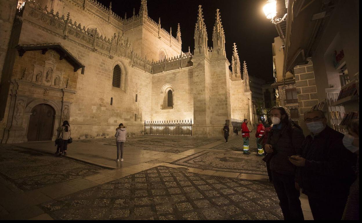 La Capilla Real, de noche. 