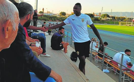 Sadiq Umar saluda a la cúpula de la UDA antes de la segunda parte.