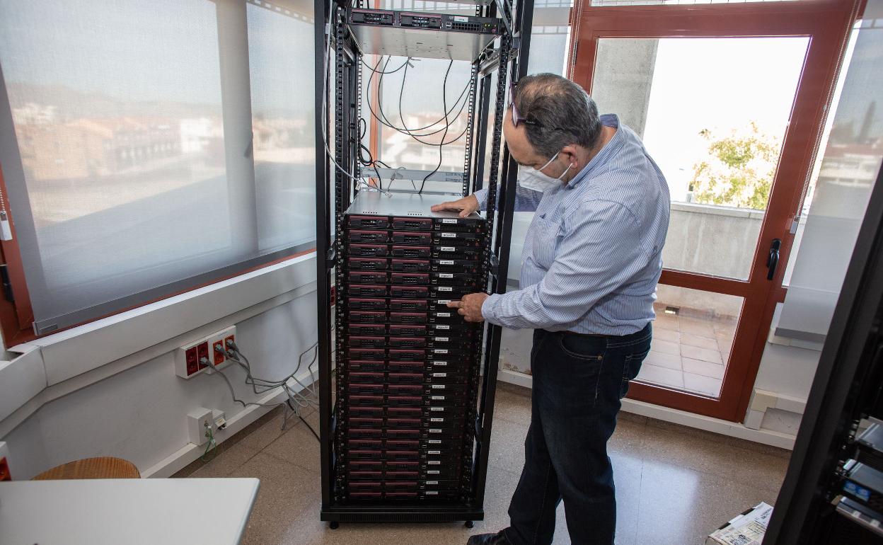 Servidores en el laboratorio de la Escuela de Informática de la UGR.