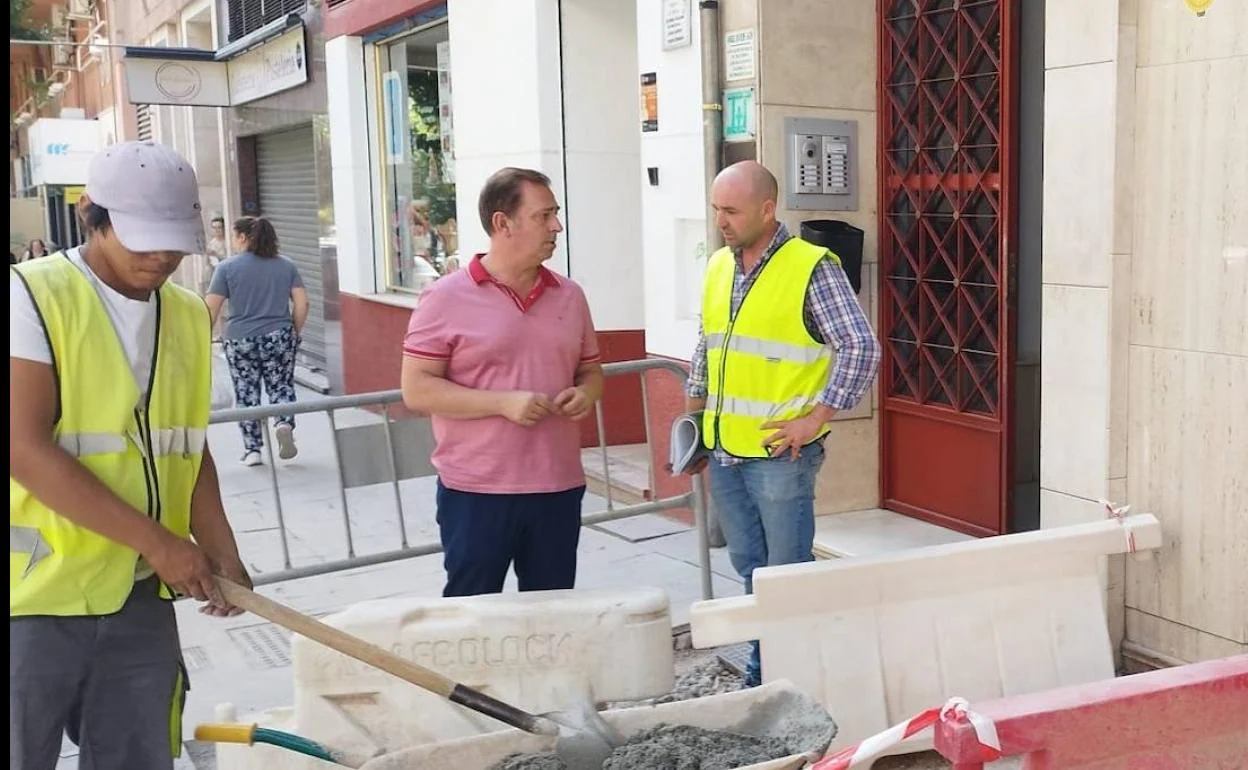 Javier Padorno conversa con los técnicos y trabajadores que se encargan de la intervención. 