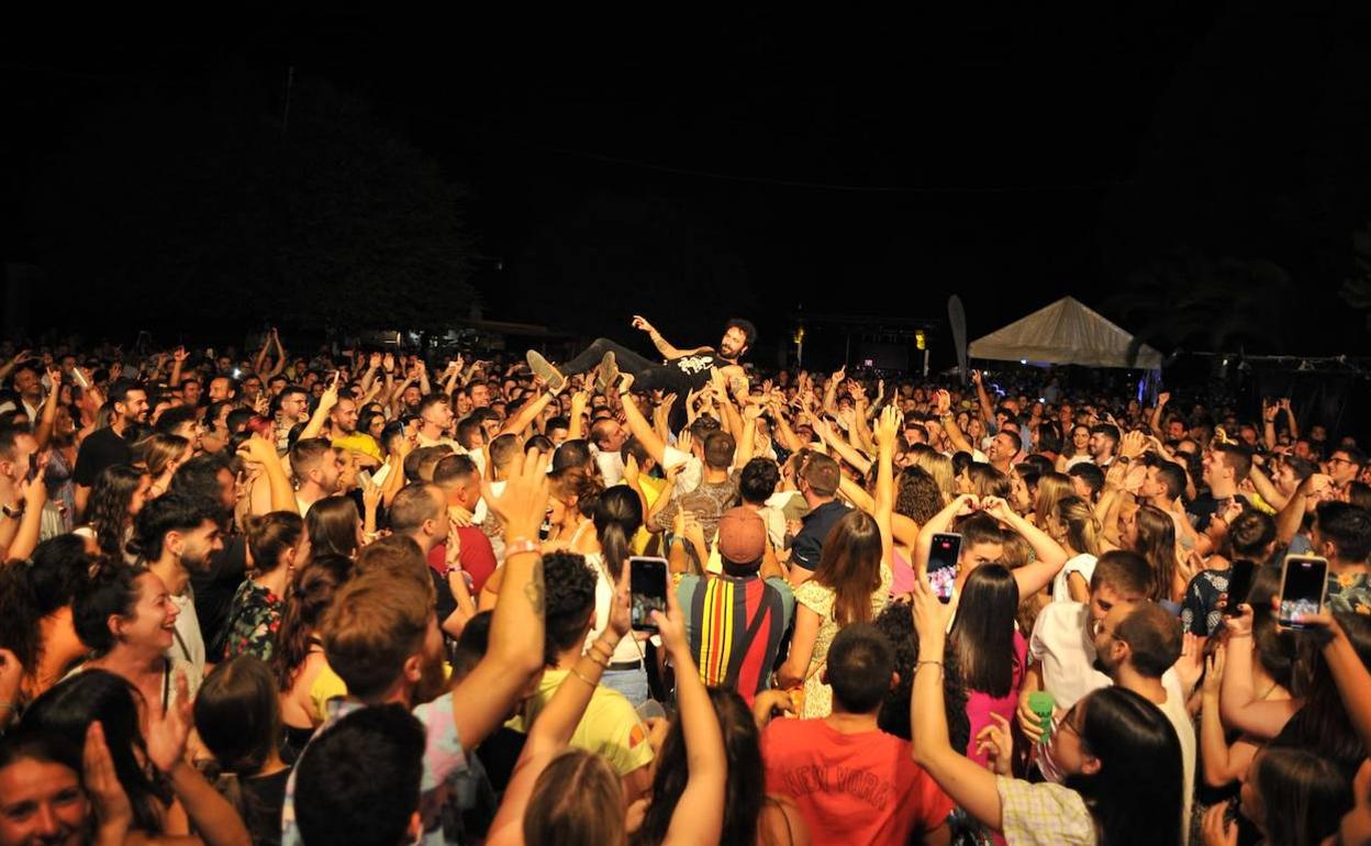 El Canijo de Jerez manteado por sus seguidores tras el concierto más esperado de esta edición. 