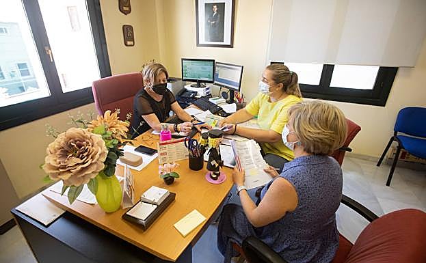 La magistrada despacaha asuntos con dos de las funcionarias de la Sección Quinta. 