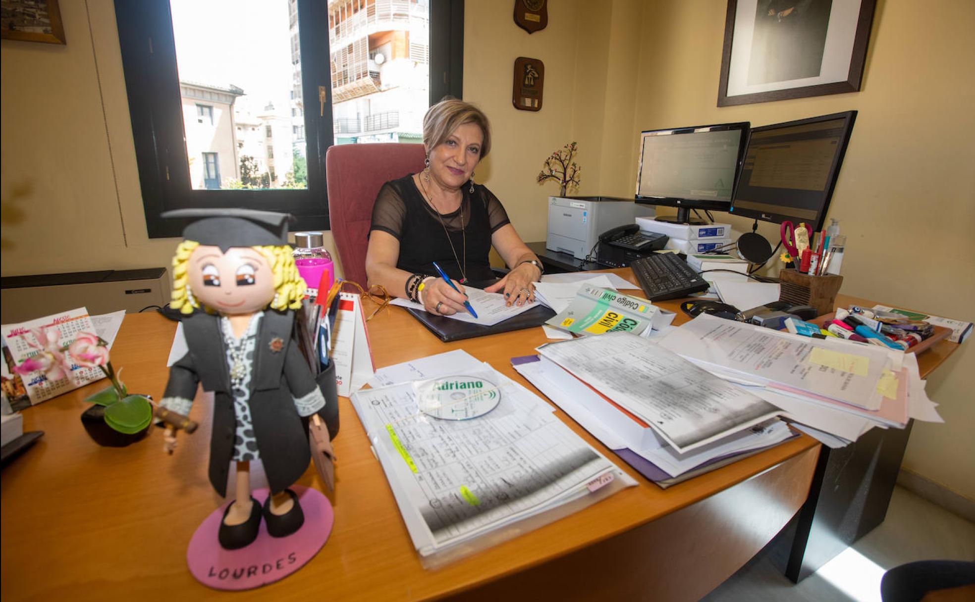 La presidenta de la Sala de Vacaciones de la Audiencia Provincial, Lourdes Molino, en su despacho del edificio de la plaza Luis Rosales. 
