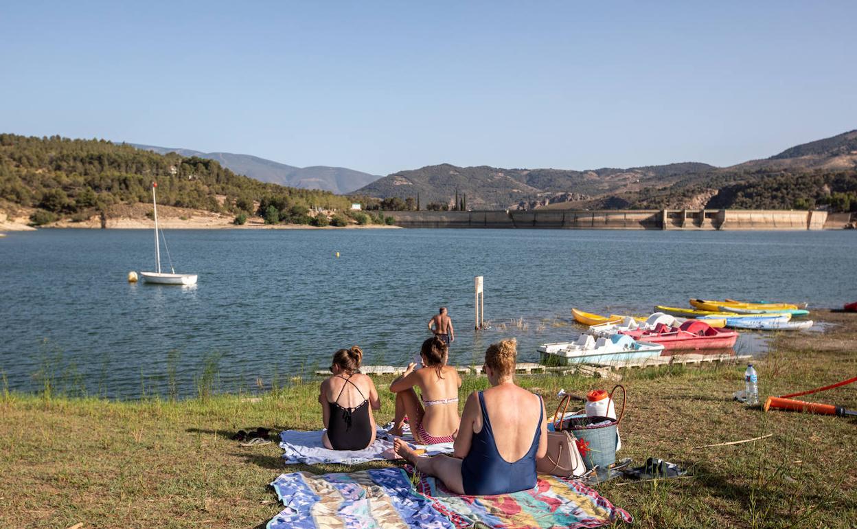 Bañistas en el embalse de Beznar, junto al centro de actividades acuáticas.