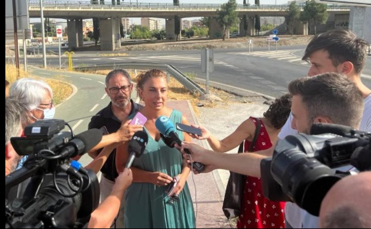 La alcaldesa en funciones y concejal de Movilidad, Raquel Ruz, pide a la Junta de Andalucía que «ejecute el Plan Municipal de la Bicicleta, que lo tiene metido en un cajón desde 2019». 