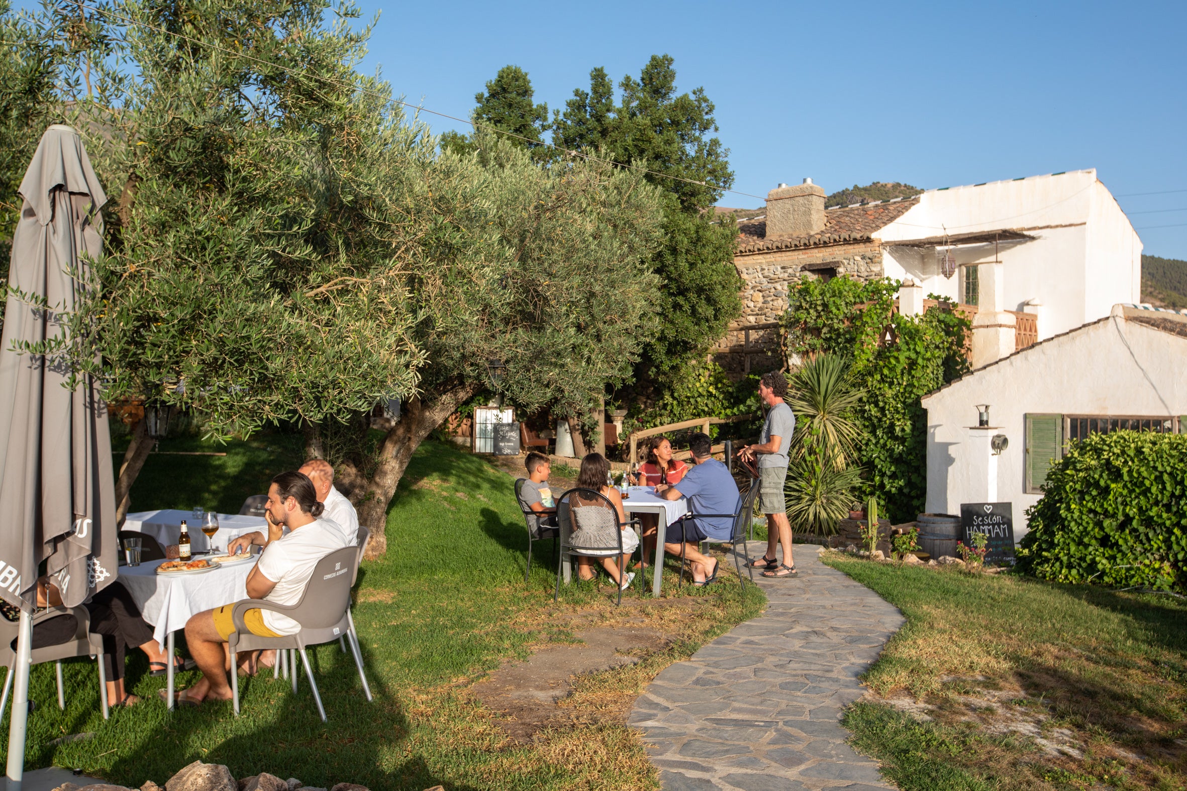 El Valle de Lecrín, tierra de alegría entre agua y con vistas a la Vega de Granada.