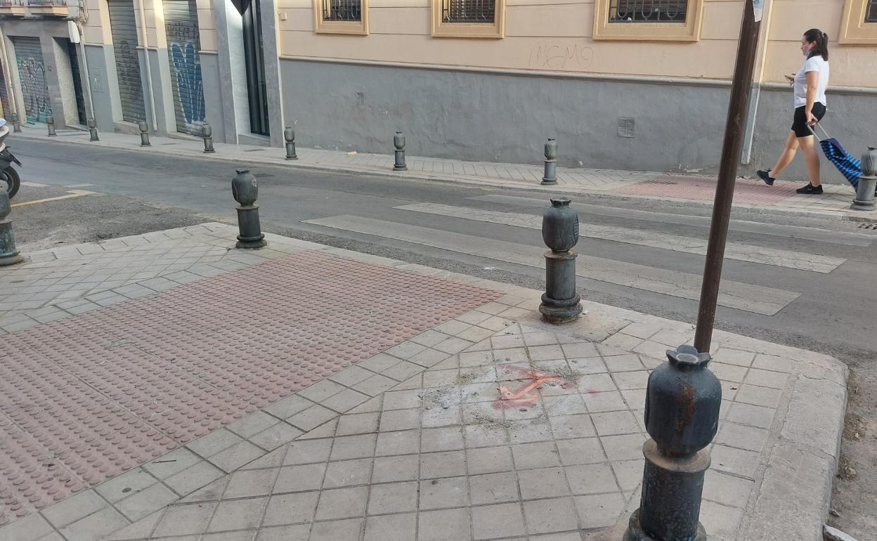 Resto de uno de los parquímetros retirados en Cristo de la Yedra.