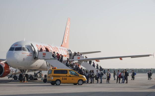 Un grupo de pasajeros embarca en el aeropuerto de Granada. 