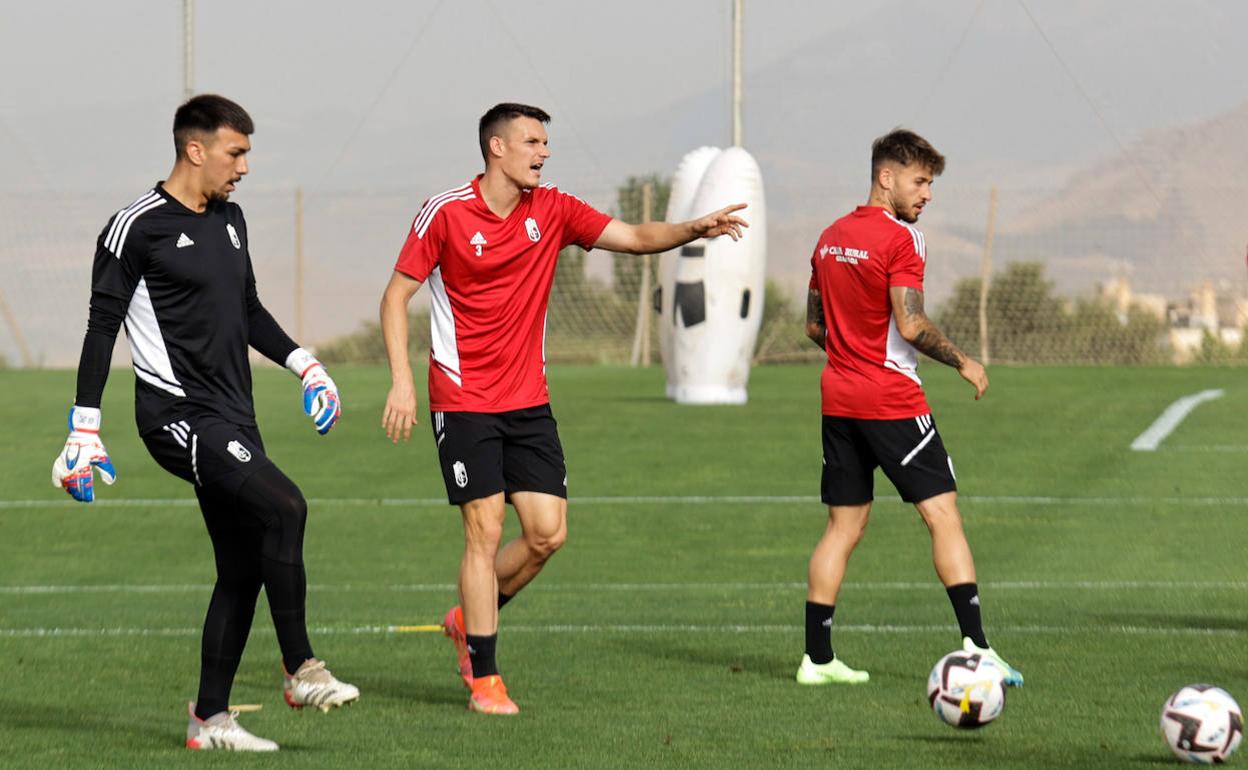 Adrián Marín, entre Adri López y Ricard Sánchez, este viernes. 