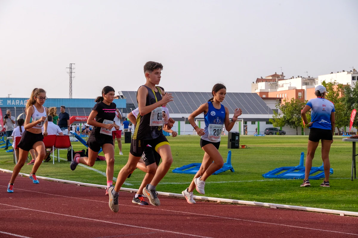 Cientos de personas se citan en las instalaciones maraceneras para vivir una jornada de atletismo