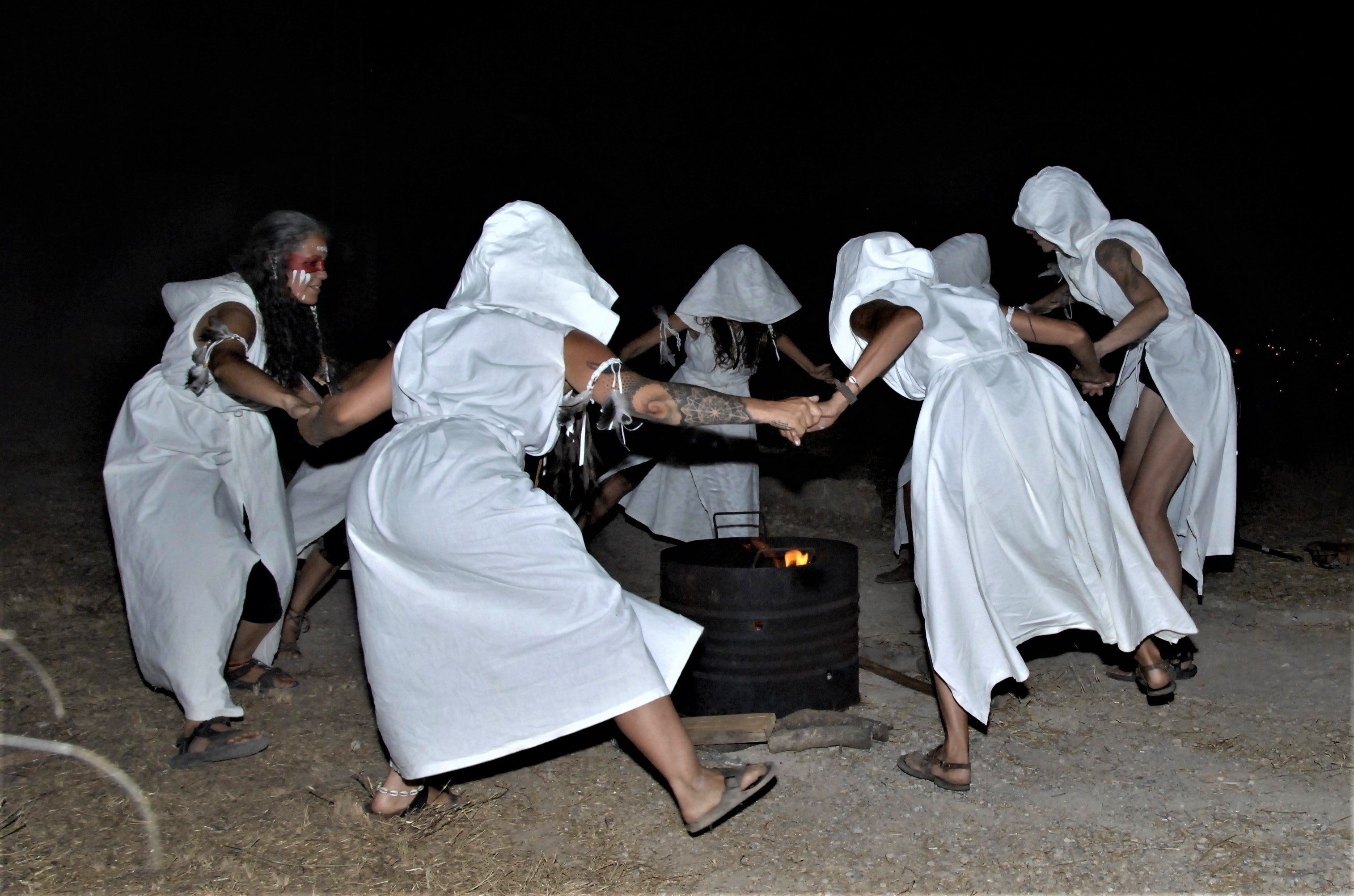 El municipio alpujarreño disfruta con la fiesta de la 'Noche Oculta de las Brujas'.