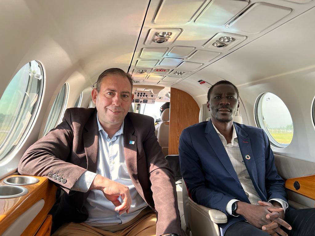 Imagen secundaria 1 - Con el Rey, en la toma de posesión; en el avión privado que les puso Gustavo Petro; y con el actual presidente de Colombia.