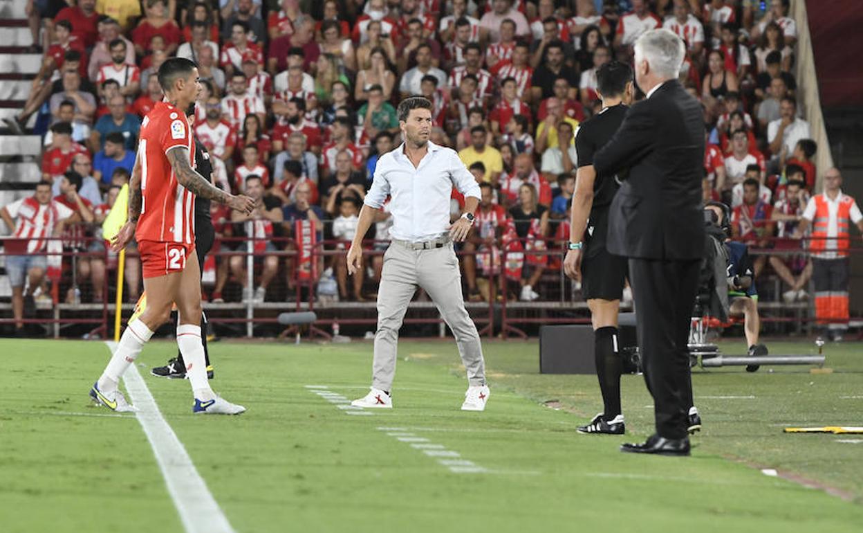 Rubi observa al cuarto árbitro, con Chumi acercándose a la banda y ante la mirada de Ancelotti. 