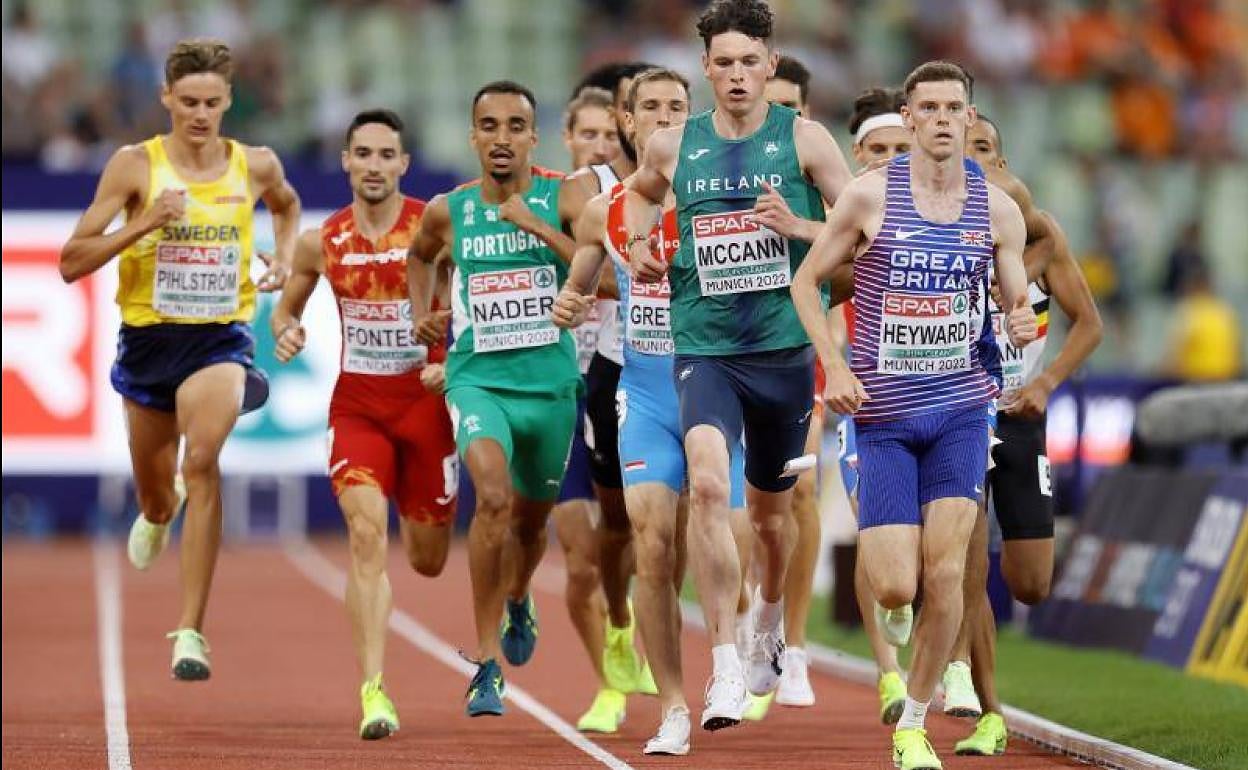 Ignacio Fontes, en segunda línea en la primera semifinal de 1.500 metros. 