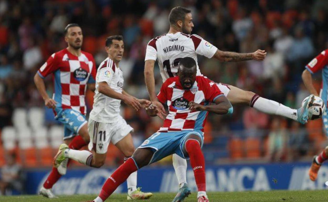 Neyder Lozano pugna con Higinio, del Albacete. 