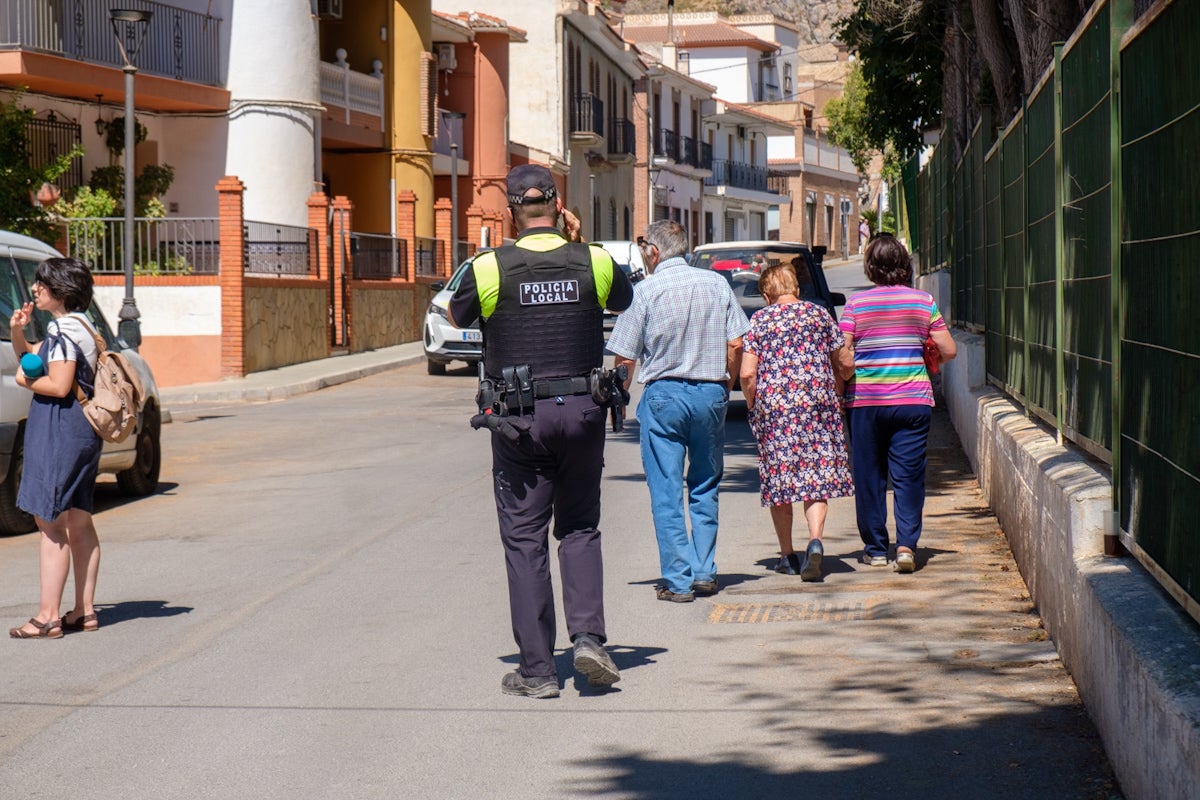 Los vecinos de la localidad, desolados tras el suceso.