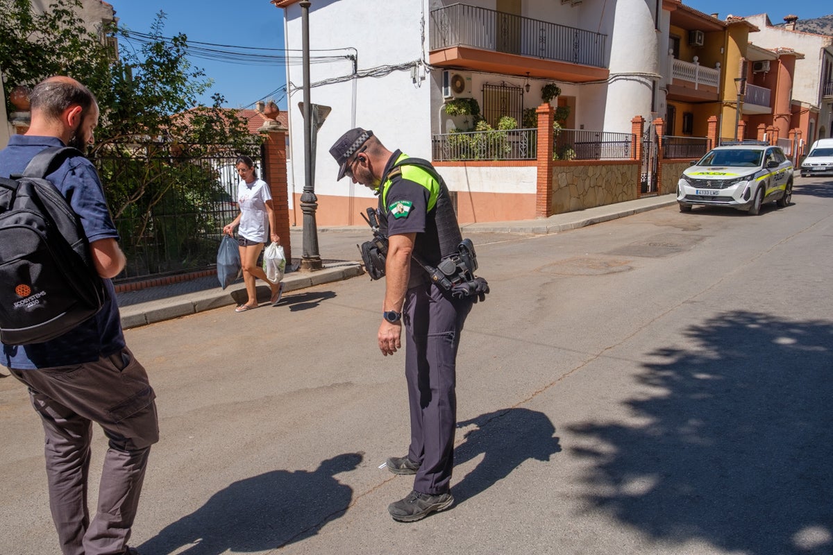 Los vecinos de la localidad, desolados tras el suceso.