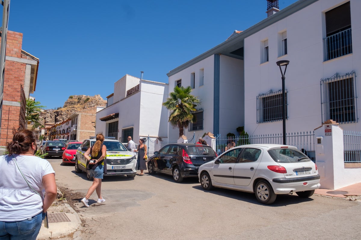 Los vecinos de la localidad, desolados tras el suceso.