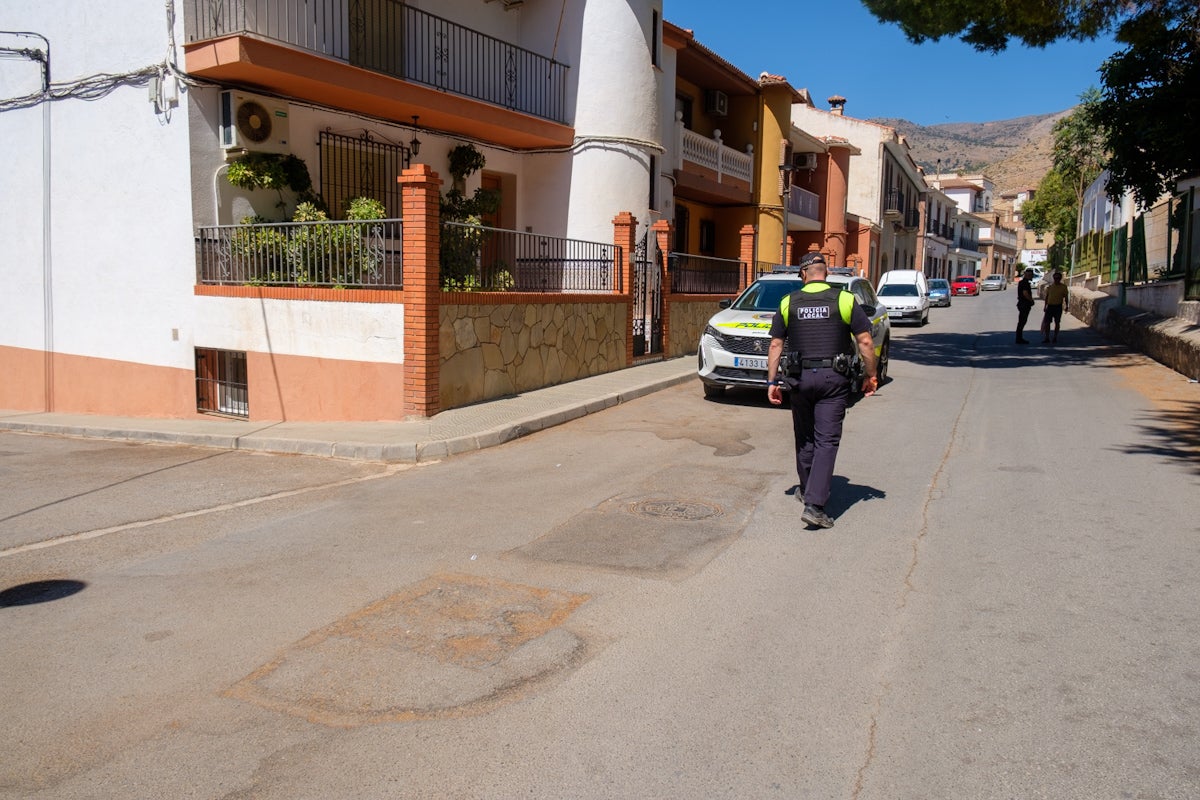 Los vecinos de la localidad, desolados tras el suceso.