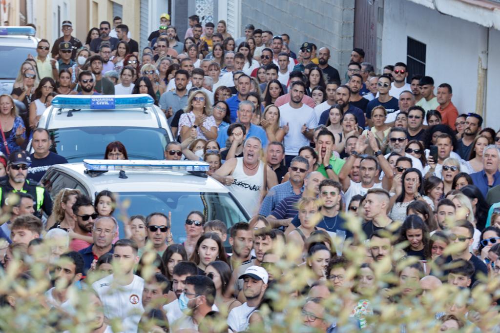 Los ilurquenses han salido a la calle para mostrar su repulsa a la agresión que ha costado la vida a un joven de la localidad. 