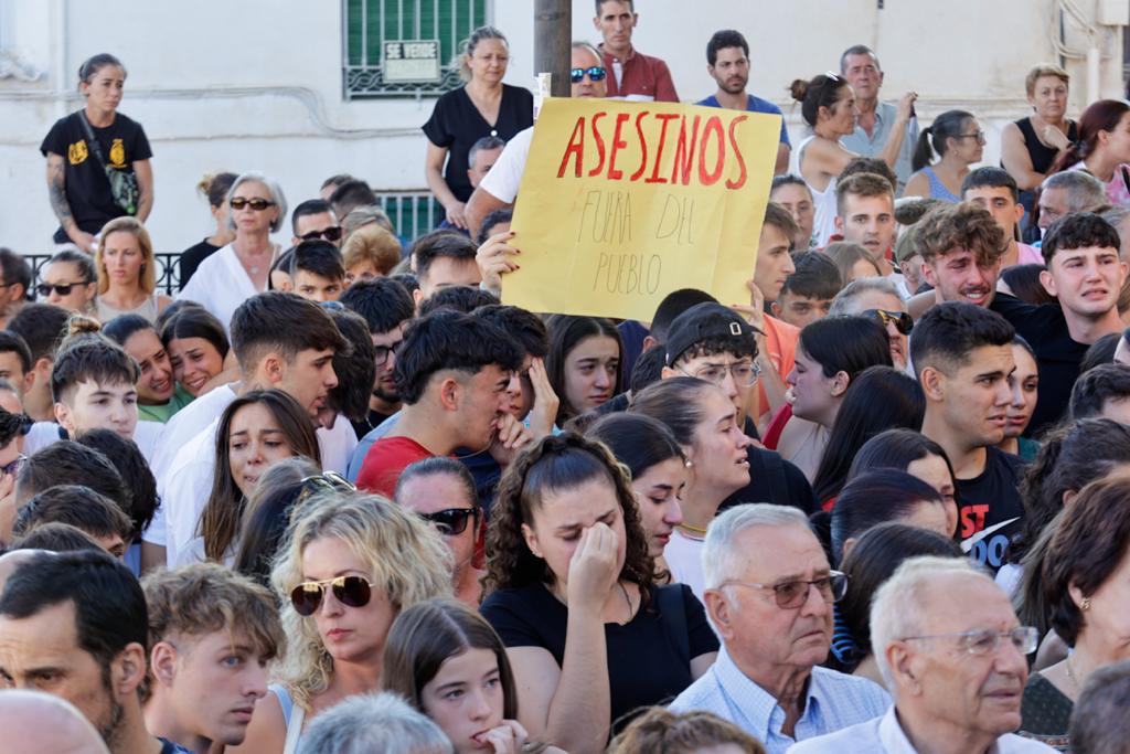 Los ilurquenses han salido a la calle para mostrar su repulsa a la agresión que ha costado la vida a un joven de la localidad. 