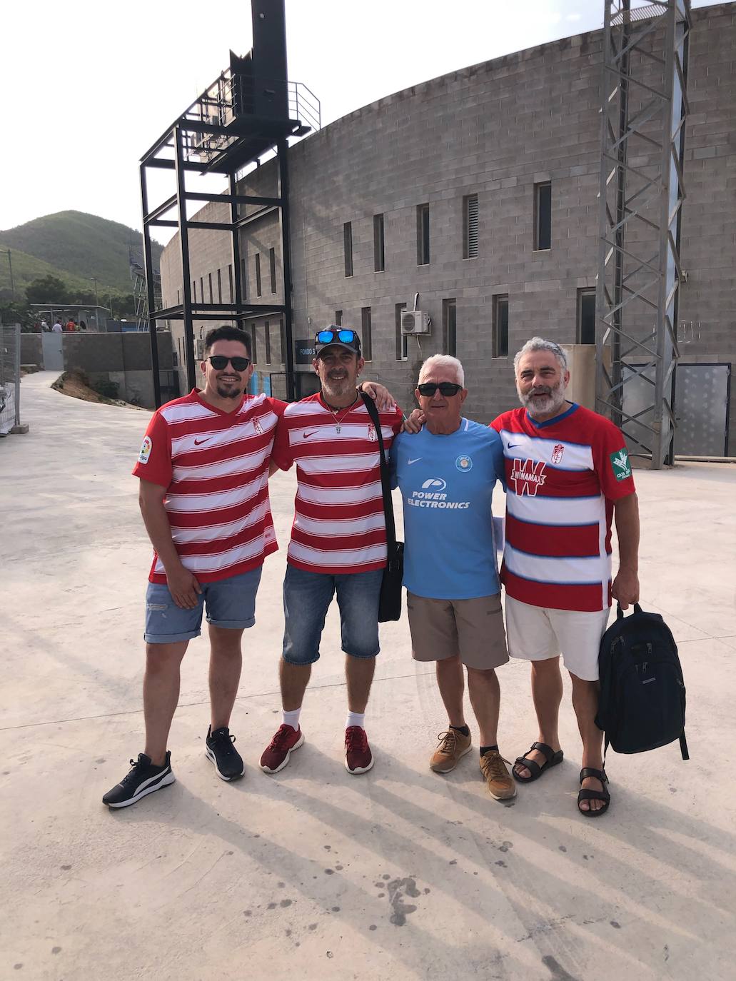 Más integrantes de la familia Checa, en el exterior del estadio. 