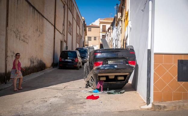 La ira vecinal desatada en Íllora deja cinco viviendas asaltadas y cuatro vehículos destrozados