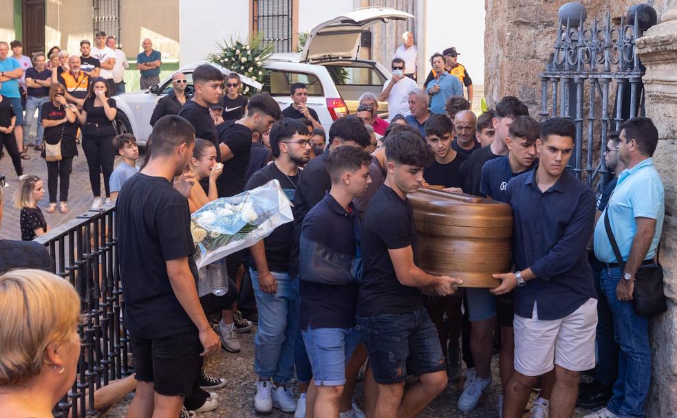 Los amigos de Juan portan su ataúd hasta el interior de la Encarnación para la celebración de la misa. 