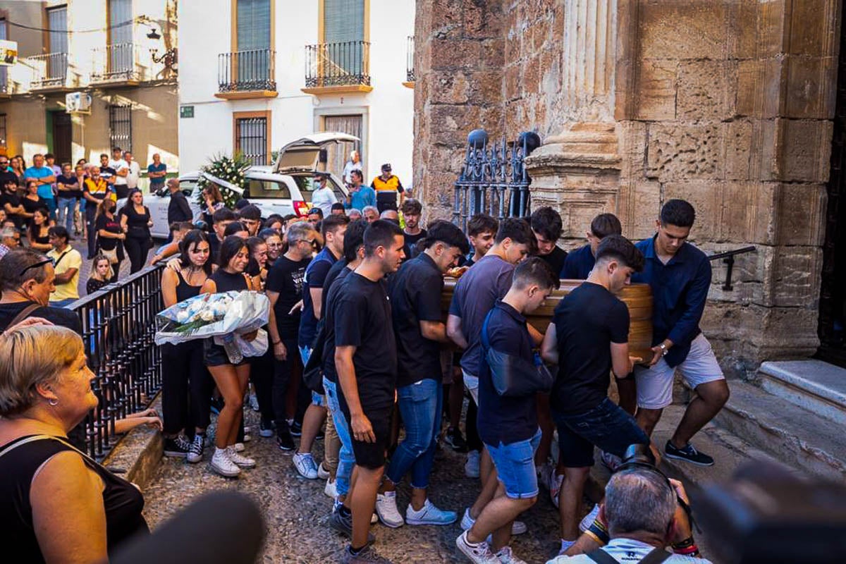 Miles de personas dan su último adiós al vecino del pueblo muerto tras una agresión