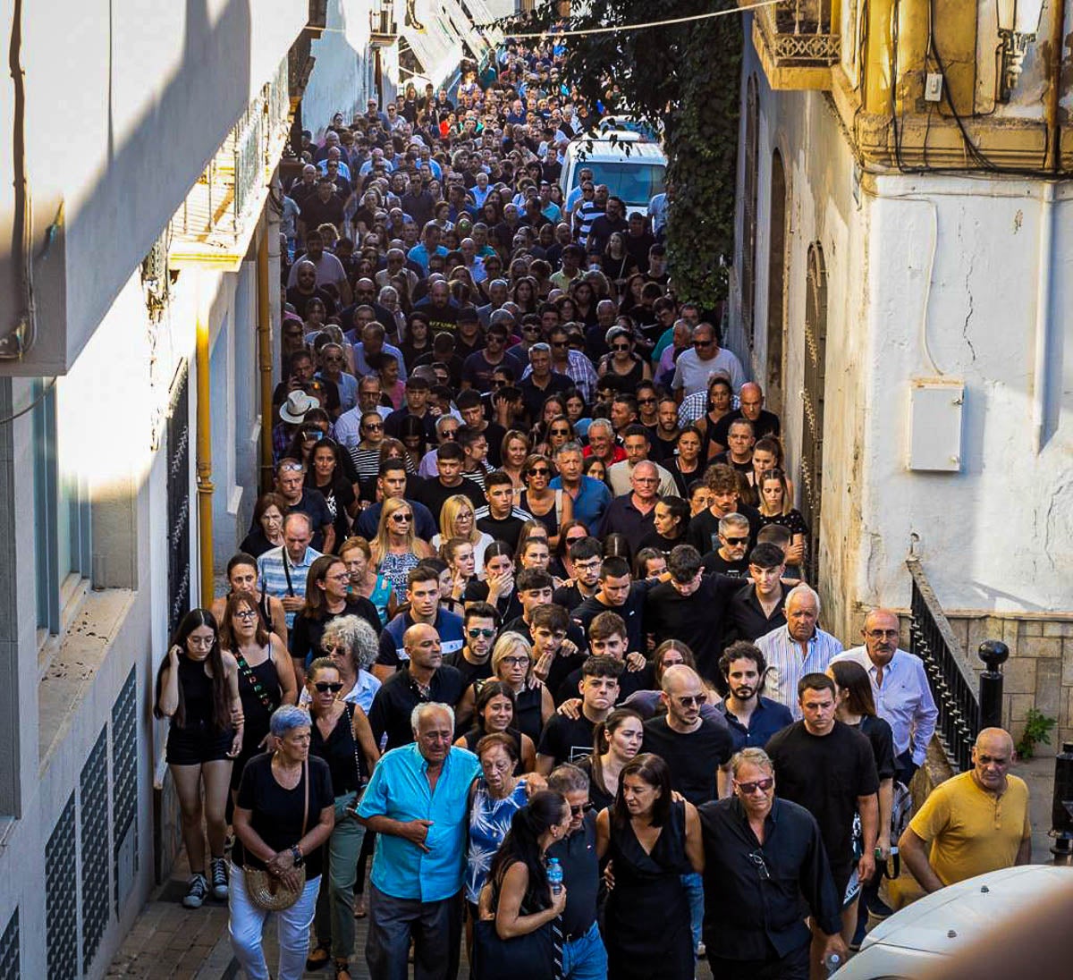 Miles de personas dan su último adiós al vecino del pueblo muerto tras una agresión