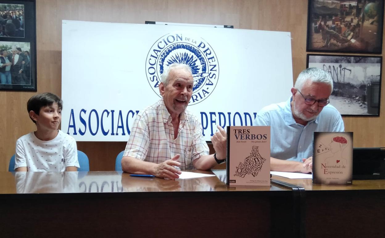 Juan Teruel, flanqueado por su nieto Ángel y por José María Granados. 