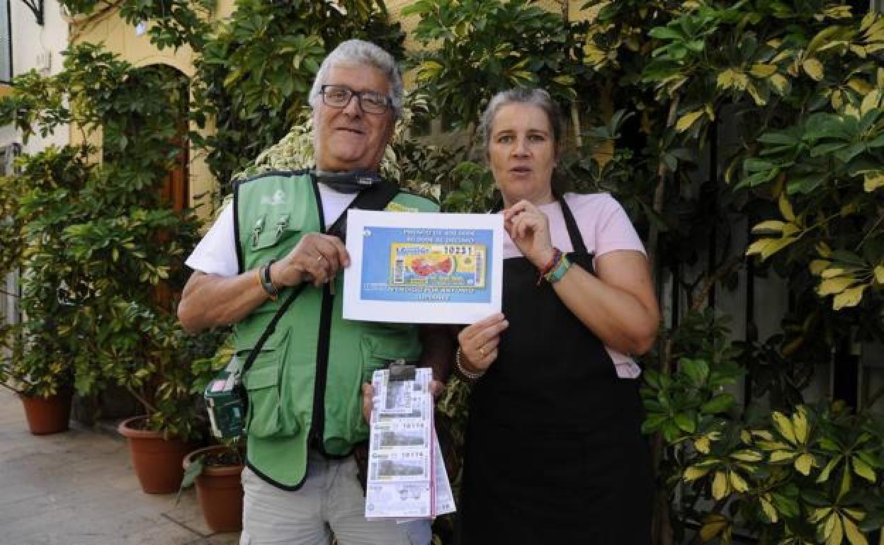 El vendedor de la ONCE Antonio Lupiáñez, junto a una vecina de Lanjarón.