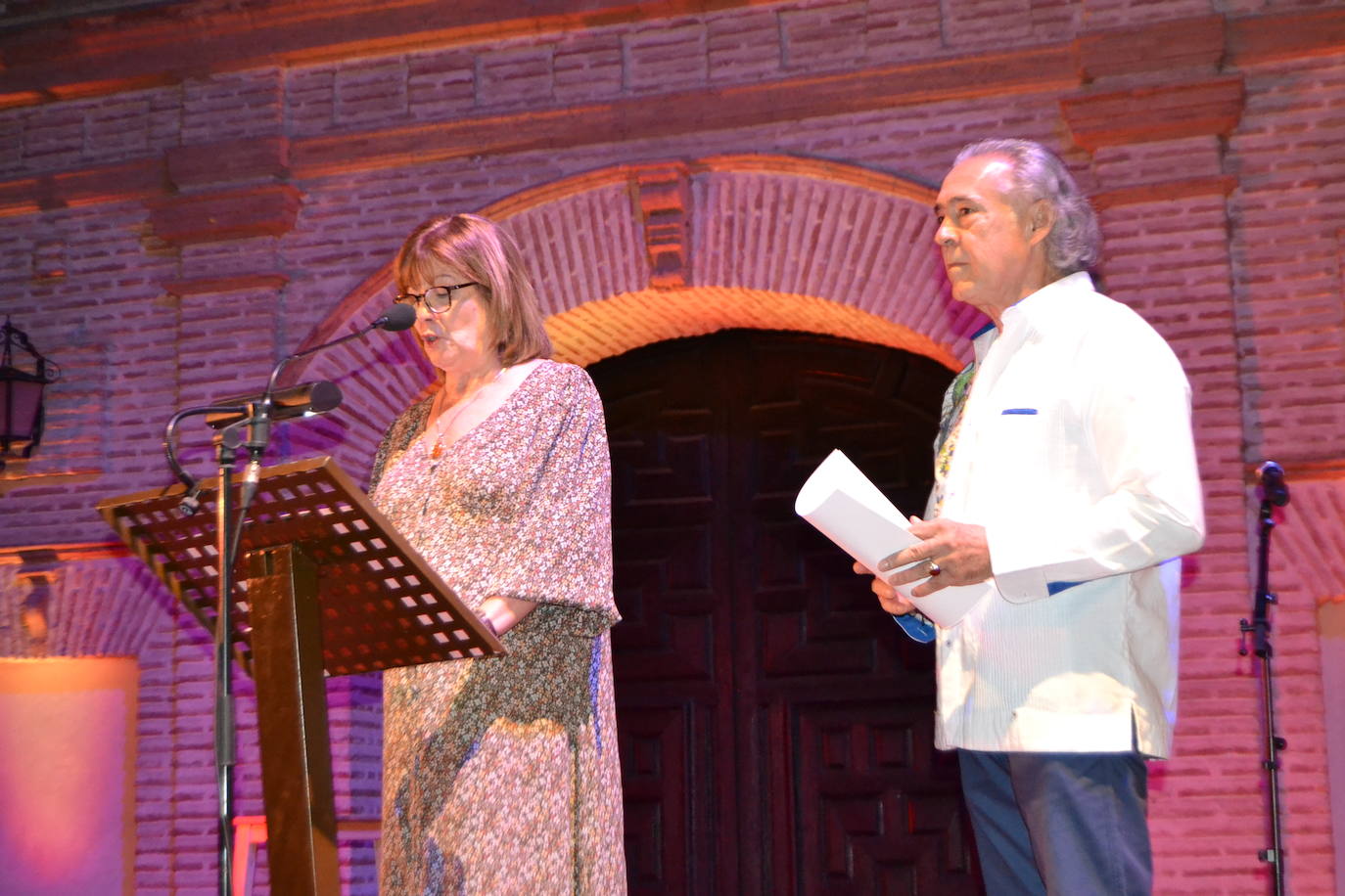 El actor junto a su esposa, Amparo Pascual,visitó la Alhamabra y por la noche recogió el Laurel de plata de Festival Internacional de Poesía de La Zubia