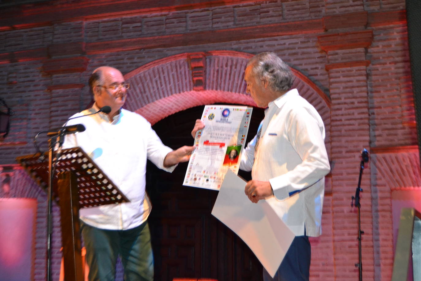 El actor junto a su esposa, Amparo Pascual,visitó la Alhamabra y por la noche recogió el Laurel de plata de Festival Internacional de Poesía de La Zubia