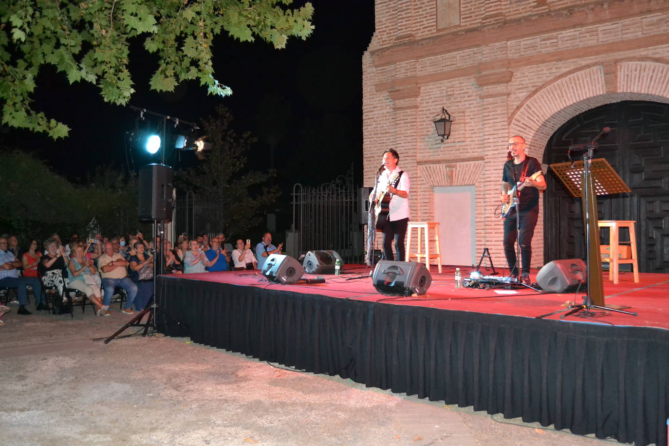 El actor junto a su esposa, Amparo Pascual,visitó la Alhamabra y por la noche recogió el Laurel de plata de Festival Internacional de Poesía de La Zubia