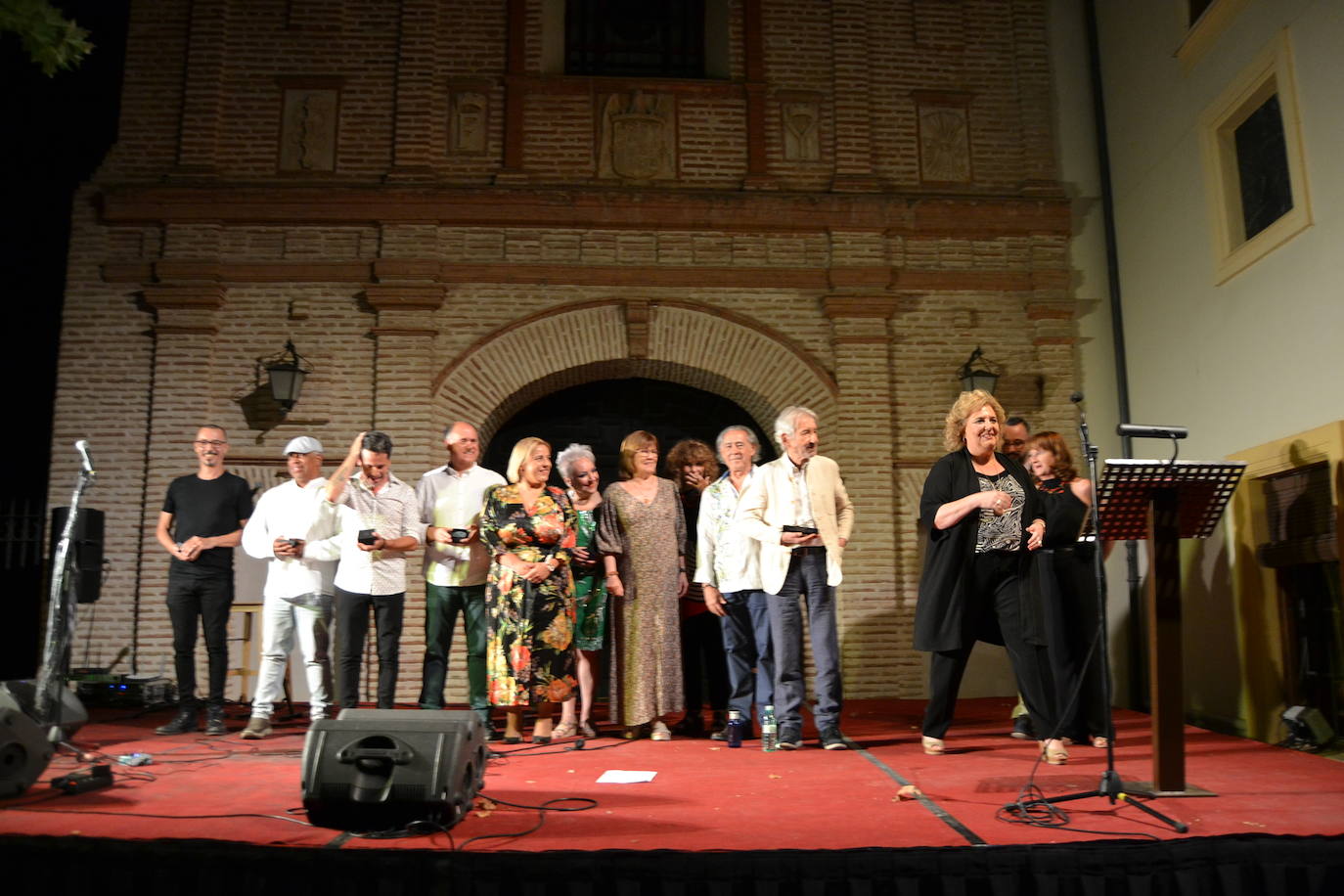 El actor junto a su esposa, Amparo Pascual,visitó la Alhamabra y por la noche recogió el Laurel de plata de Festival Internacional de Poesía de La Zubia