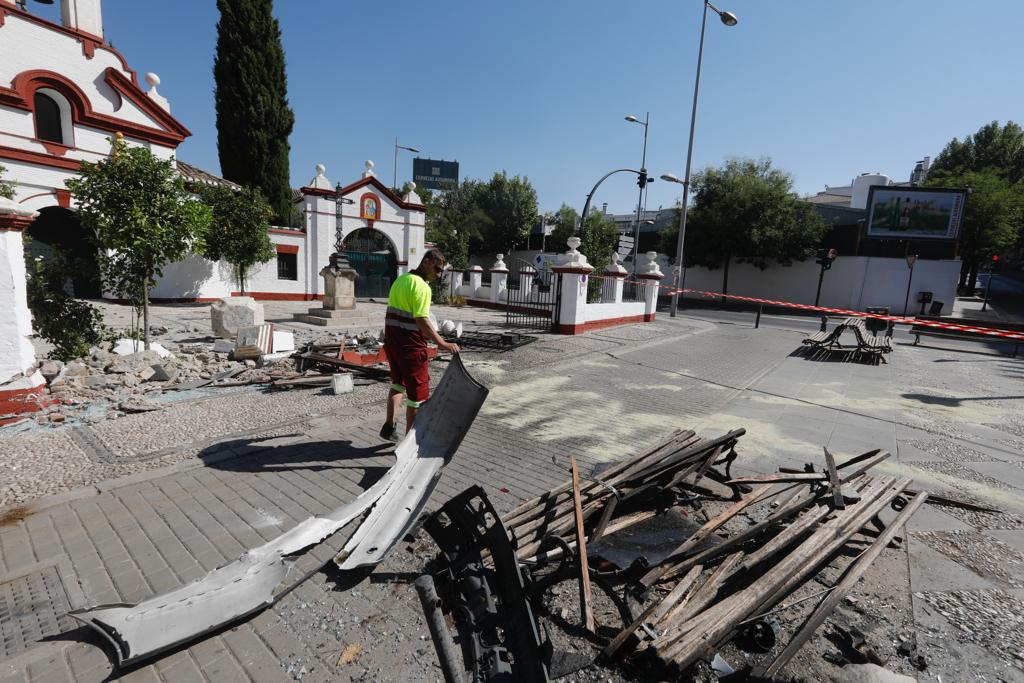 Un hombre se ha estampado contra la parada de autobús y ha destrozado la valla de la iglesia granadina