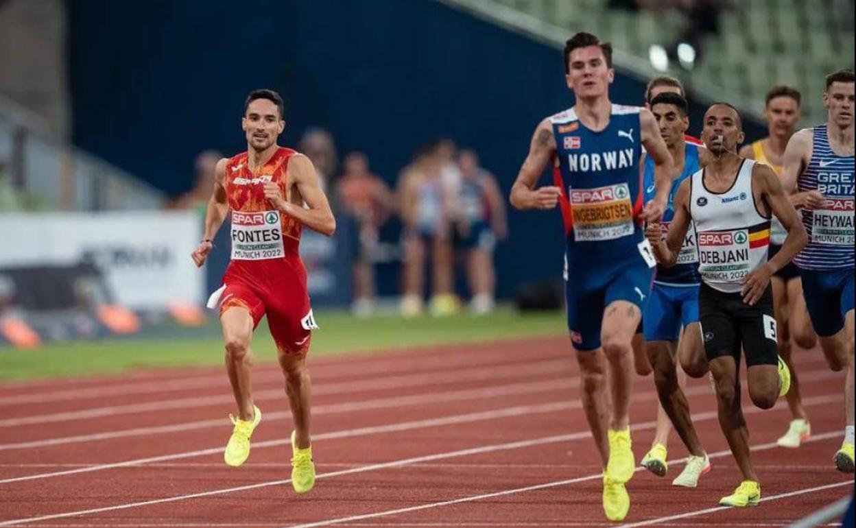 Ignacio Fontes avanza por una calle exterior durante la semifinal de 1.500 metros lisos. 