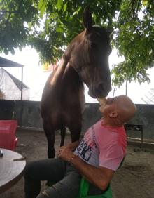 Imagen secundaria 2 - En la primera y tercera imagen, junto a los animales, su gran pasión. En la segunda, junto a sus primos, disfrazado de Bob Marley (a la izquierda).