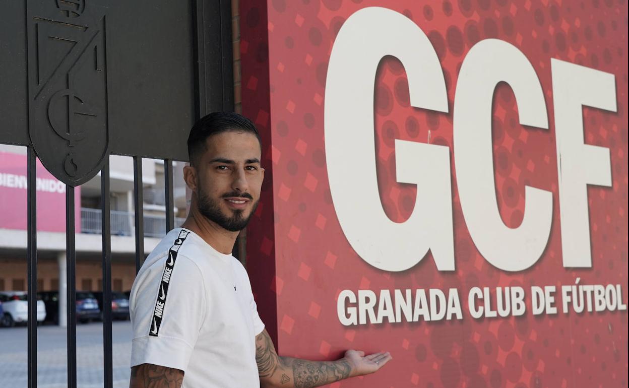 Nico Hidalgo, junto a la puerta de acceso al aparcamiento del estadio Los Cármenes, esta semana. 