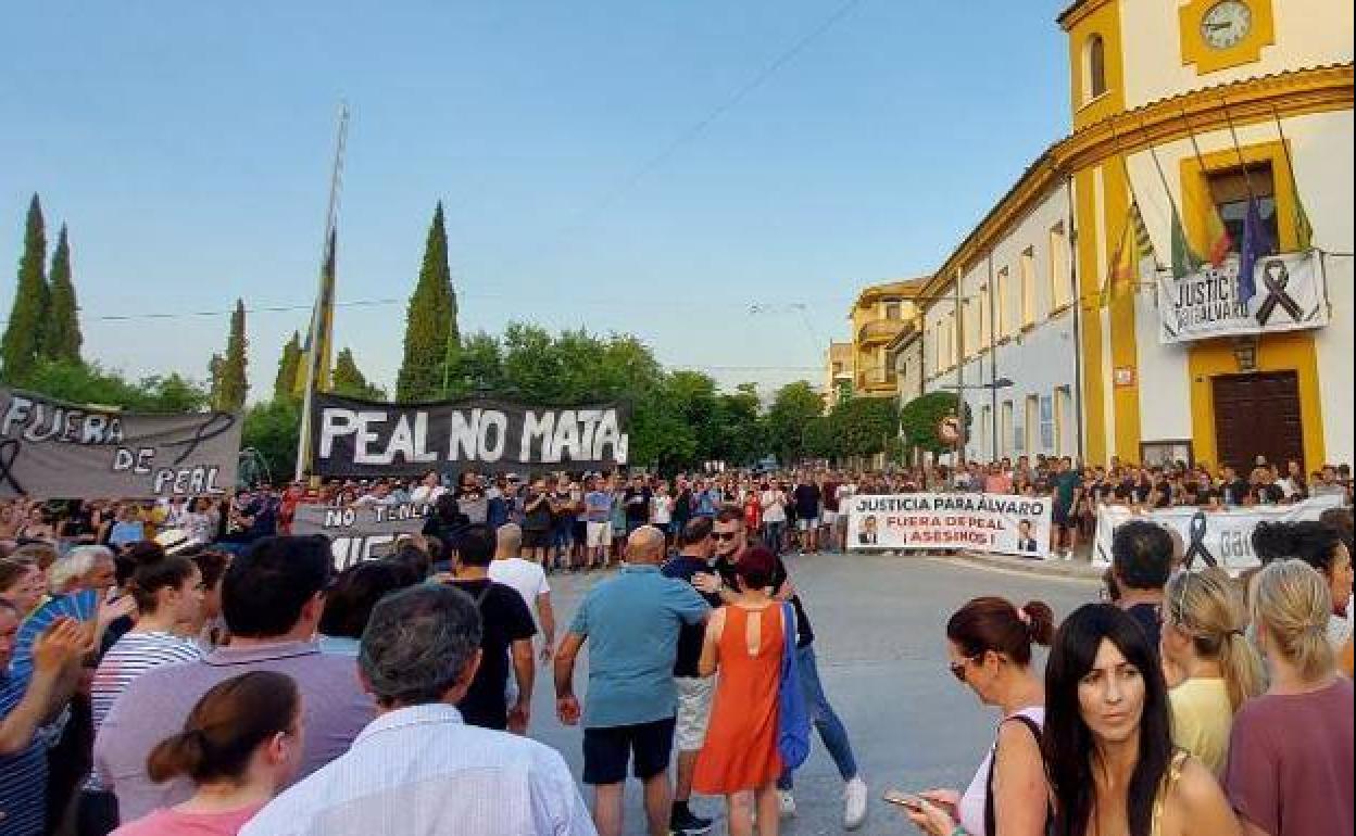 Concentración convocada frente al Ayuntamiento de Peal de Becerro. 