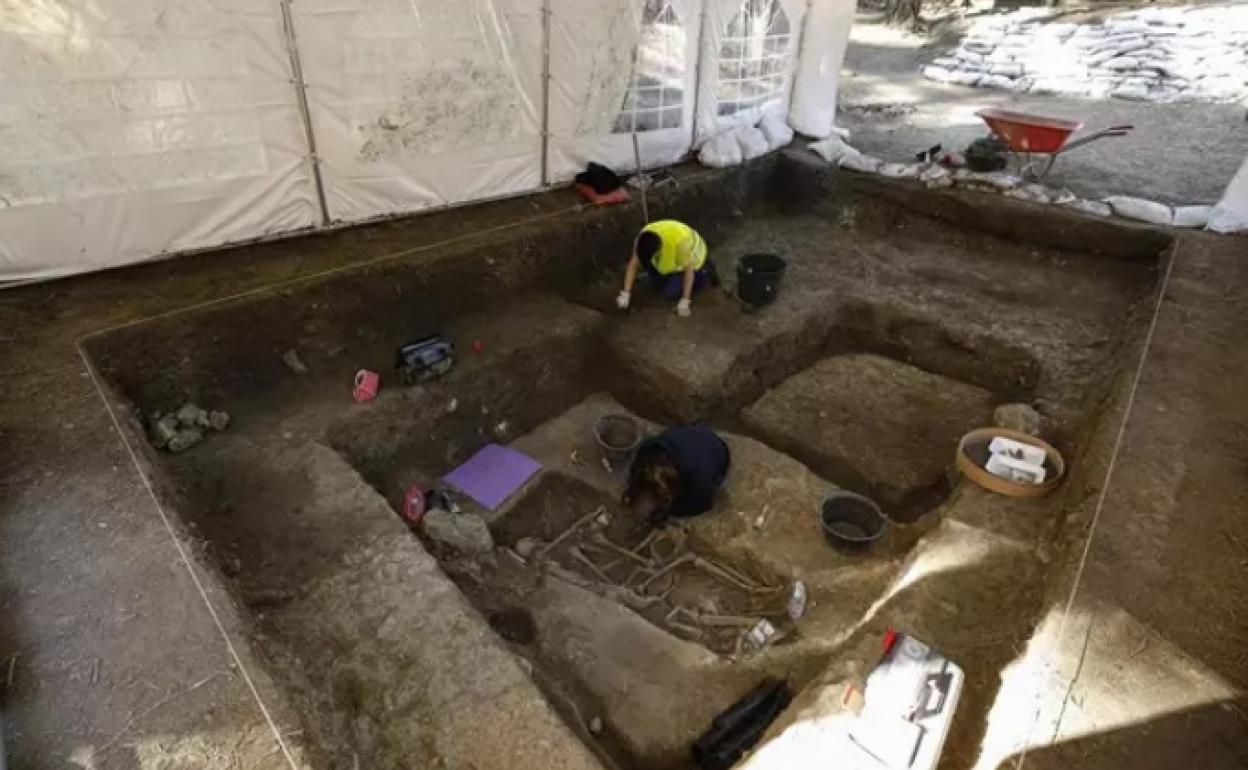 Un equipo interdisciplinar liderado por la Universidad de Granada (UGR) trabaja en la excavación de fosas comunes en el Barranco de Víznar, en imagen de archivo. 