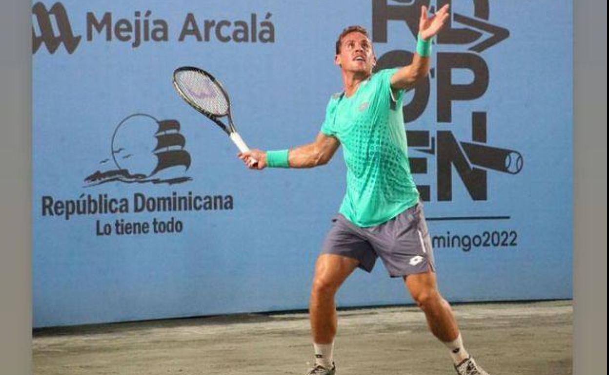 Roberto Carballés saca en la pista dominicana.