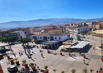 Imagen secundaria 1 - En la primera imagen, durante su etapa trabajando en la plaza Bib-Rambla. En la segunda, panorámica del quiosco. En la última, en su boda con Paqui en 1970.