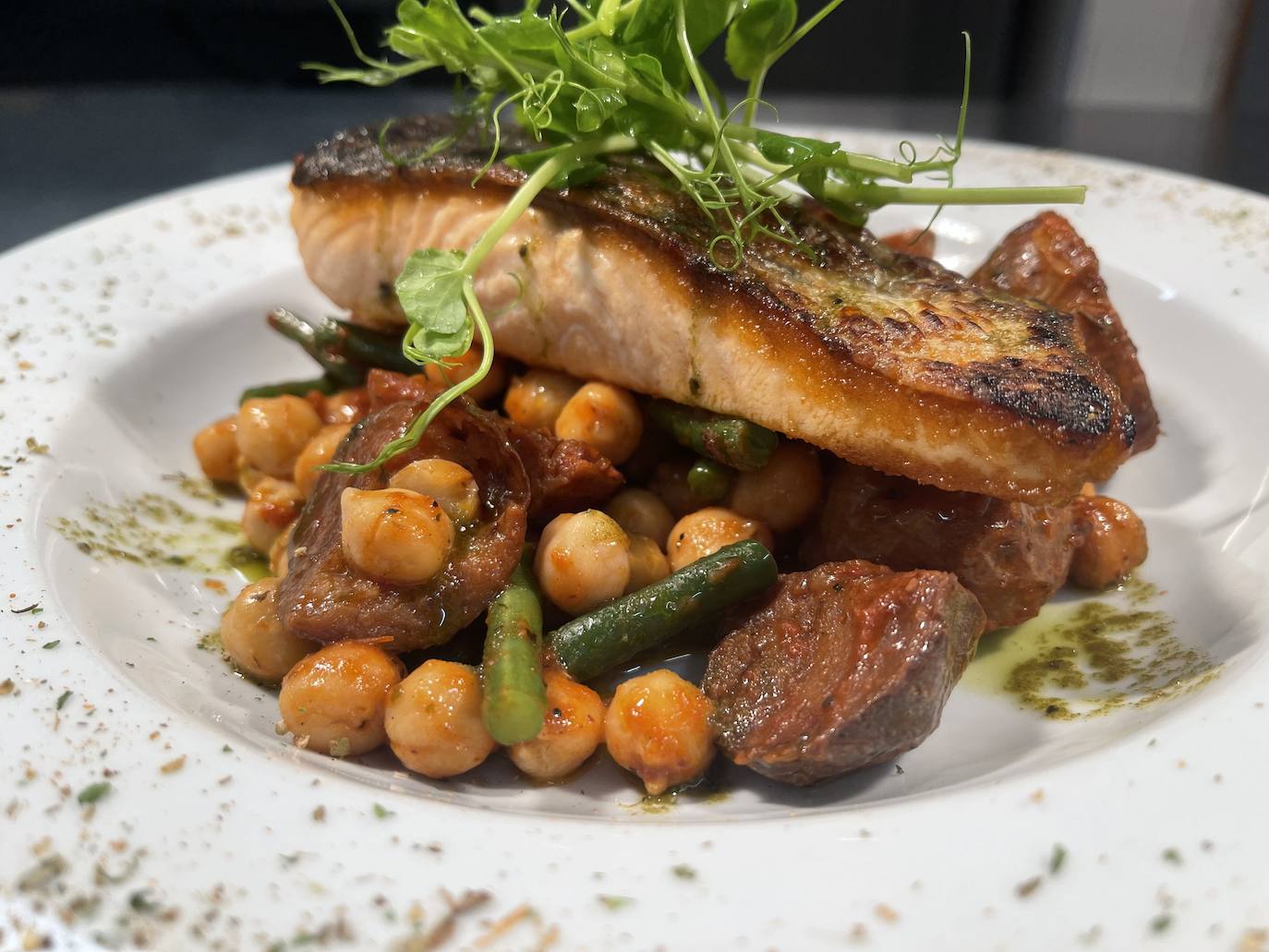 Salmón al grill con patatas bravas y garbanzos. 