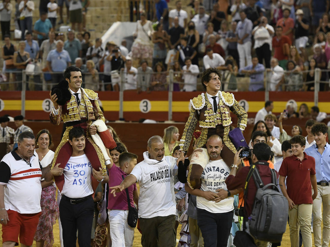 Emilio De Justo y Roca Rey brindaron una gran tarde de toros. 