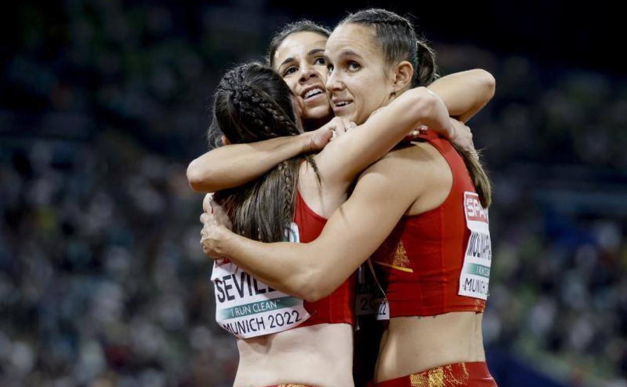 Sonia Molina se abraza a sus compañeras tras la carrera. 